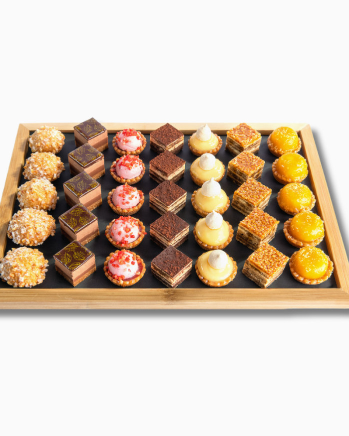 PLATEAU DE 35 MIGNARDISES - TRAY OF 35 SWEETS